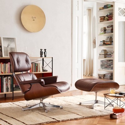 Chaise longue et pouf en noyer noir de Vitra Chaise longue et pouf en noyer noir de Vitra