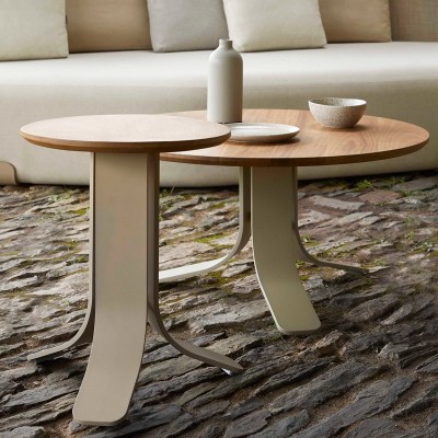 Imagen mesas bajas Isla con sobre de madera de Iroko y estructura color arena de Gandía Blasco. Imagen mesas bajas Isla con sobre de madera de Iroko y estructura color arena de Gandía Blasco.