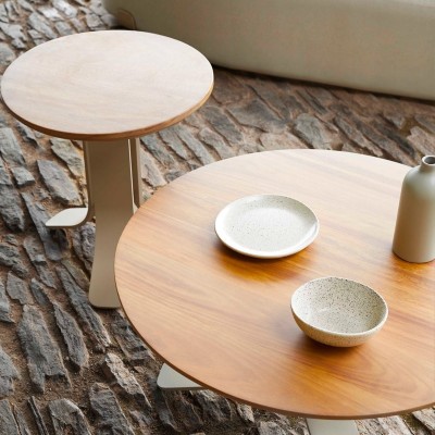Imagen detalle mesas bajas Isla con sobre de madera de Iroko de Gandía Blasco. Imagen detalle mesas bajas Isla con sobre de madera de Iroko de Gandía Blasco.