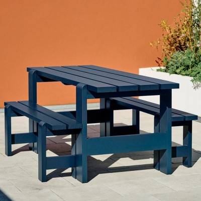 Imagen ambientada mesa Weekday madera de pino lacada al agua color steel blue de HAY Imagen ambientada mesa Weekday madera de pino lacada al agua color steel blue de HAY