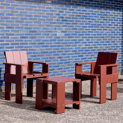 Imagen ambientada silla y mesa auxiliar Crate color iron red de HAY Imagen ambientada silla y mesa auxiliar Crate color iron red de HAY