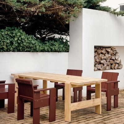 Terraza ambientada silla Crate iron red con mesa Weekday color pinewood de HAY Terraza ambientada silla Crate iron red con mesa Weekday color pinewood de HAY