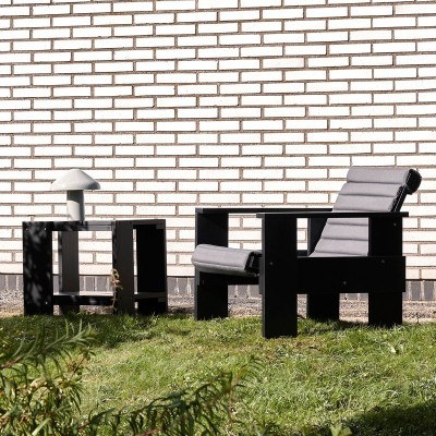 Crate side table y lounge chair HAY en negro Crate side table y lounge chair HAY en negro
