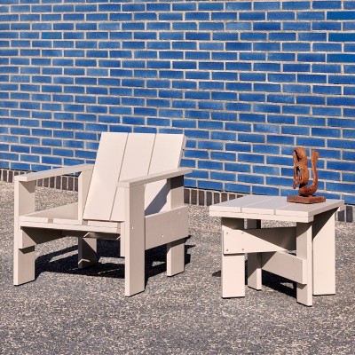 Imagen ambientada Crate Low Table con sillón Crate Lounge Chair color london fog de HAY Imagen ambientada Crate Low Table con sillón Crate Lounge Chair color london fog de HAY