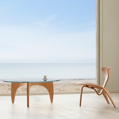 Imagen en la playa PK0 A en madera de pino de Oregón con mesa auxiliar PK60 madera de Fritz Hansen Imagen en la playa PK0 A en madera de pino de Oregón con mesa auxiliar PK60 madera de Fritz Hansen