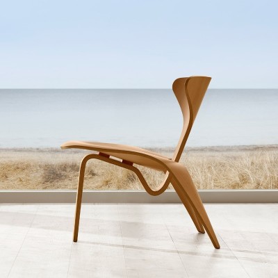 Imagen ambientada butaca PK0 A en madera de pino de Oregón de perfil de Fritz Hansen Imagen ambientada butaca PK0 A en madera de pino de Oregón de perfil de Fritz Hansen