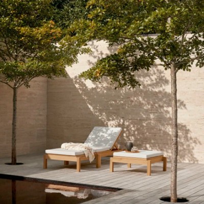 Imagen ambientada tumbona AH604 con cojín outdoor de Carl Hansen Imagen ambientada tumbona AH604 con cojín outdoor de Carl Hansen
