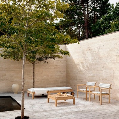 Imagen ambientada colección AH Outdoor tumbona AH604 con cojín de Carl Hansen Imagen ambientada colección AH Outdoor tumbona AH604 con cojín de Carl Hansen