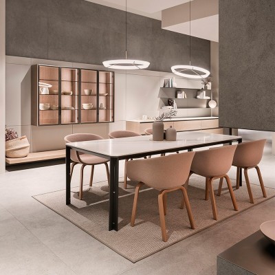 silla Bai de Ondarreta con base de madera y tapizado integral