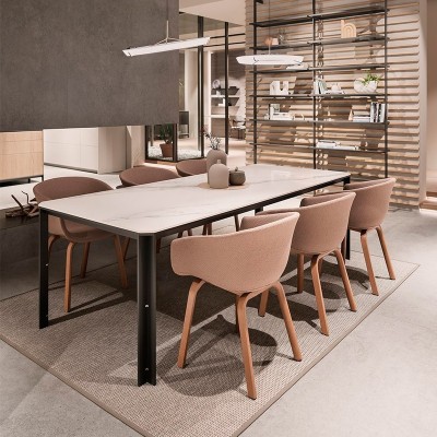 Sedia Bai realizzata in Ondarreta con base in legno e imbottitura integrale Sedia Bai realizzata in Ondarreta con base in legno e imbottitura integrale