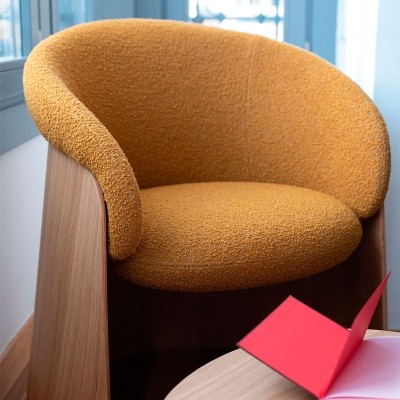 Detalle Ginger madera, tapizado Bouclé Detalle Ginger madera, tapizado Bouclé