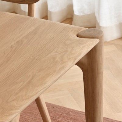 Imagen ambientada detalle tablero y patas mesa PI de Ethnicraft Imagen ambientada detalle tablero y patas mesa PI de Ethnicraft
