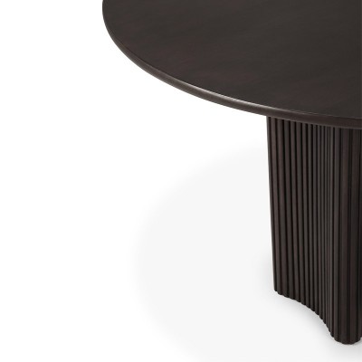 Detalle tablero y patas mesa Roller Max curvadas hacia fuera de Ethnicraft Detalle tablero y patas mesa Roller Max curvadas hacia fuera de Ethnicraft
