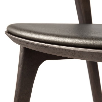 Detalle asiento Silla Bok marrón cuero marrón de Ethnicraft Detalle asiento Silla Bok marrón cuero marrón de Ethnicraft