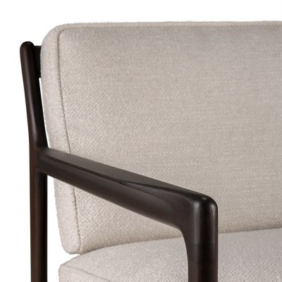 Detalle respaldo tapicería ivory sillón Jack caoba marrón de Ethnicraft Detalle respaldo tapicería ivory sillón Jack caoba marrón de Ethnicraft