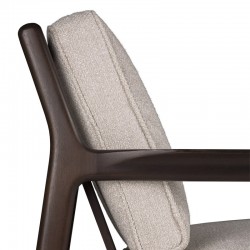 Detalle respaldo de perfil sillón Jack caoba marrón tapizado ivory de Ethnicraft Detalle respaldo de perfil sillón Jack caoba marrón tapizado ivory de Ethnicraft