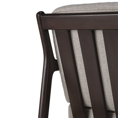 Detalle respaldo sillón Jack caoba marrón tapizado ivory de Ethnicraft Detalle respaldo sillón Jack caoba marrón tapizado ivory de Ethnicraft