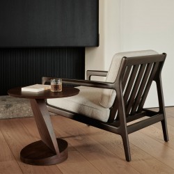 Imagen ambientada respaldo sillón Jack caoba marrón tapizado ivory de Ethnicraft Imagen ambientada respaldo sillón Jack caoba marrón tapizado ivory de Ethnicraft