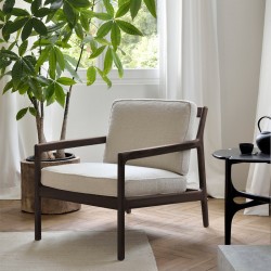 Imagen ambientada sillón Jack caoba marrón tapizado ivory de Ethnicraft Imagen ambientada sillón Jack caoba marrón tapizado ivory de Ethnicraft