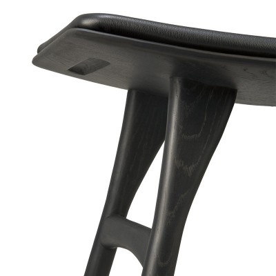 Detalle estructura asiento Taburete Osso negro cuero negro de Ethnicraft Detalle estructura asiento Taburete Osso negro cuero negro de Ethnicraft