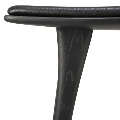 Detalle perfil estructura asiento Taburete Osso negro cuero negro de Ethnicraft Detalle perfil estructura asiento Taburete Osso negro cuero negro de Ethnicraft