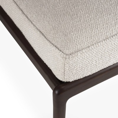 Detalle Reposapiés Jack en madera de caoba marrón tapizado Ivory de Ethnicraft Detalle Reposapiés Jack en madera de caoba marrón tapizado Ivory de Ethnicraft