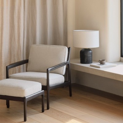Imagen ambientada sillón y reposapiés Jack en caoba marrón tapizado Ivory de Ethnicraft Imagen ambientada sillón y reposapiés Jack en caoba marrón tapizado Ivory de Ethnicraft