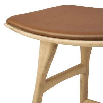 Detalle asiento taburete Osso robe asiento cuero cognac de Ethnicraft Detalle asiento taburete Osso robe asiento cuero cognac de Ethnicraft