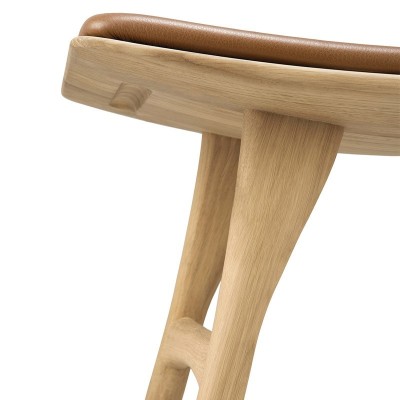 Detalle estructura taburete Osso robe asiento cuero cognac de Ethnicraft Detalle estructura taburete Osso robe asiento cuero cognac de Ethnicraft