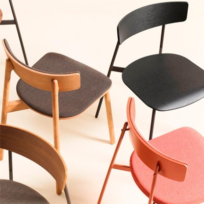 Treku, Silla Kol con pata metálica y asiento en madera Treku, Silla Kol con pata metálica y asiento en madera