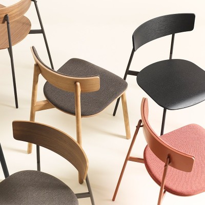 Chaise Kol avec pieds et rembourrage en bois - Treku Chaise Kol avec pieds et rembourrage en bois - Treku