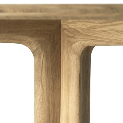 Detalle estructura mesa de comedor Corto en roble natural de Ethnicraft Detalle estructura mesa de comedor Corto en roble natural de Ethnicraft