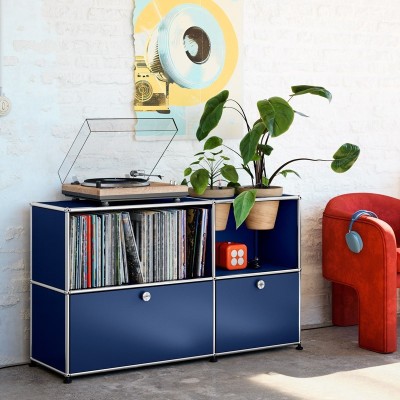 Imagen ambientada credenza asimétrica con plantas color azul acero de USM Haller Imagen ambientada credenza asimétrica con plantas color azul acero de USM Haller