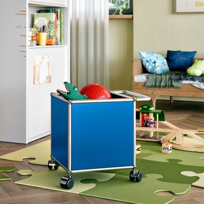 Imagen ambientada carrito infantil USM Haller color azul genciana de USM Imagen ambientada carrito infantil USM Haller color azul genciana de USM
