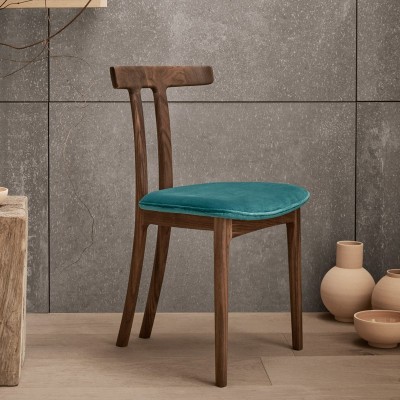 Imagen ambientada T-Chair OW58 nogal aceite con asiento tapizado verde agua de Carl Hansen Imagen ambientada T-Chair OW58 nogal aceite con asiento tapizado verde agua de Carl Hansen