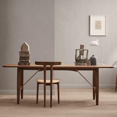 Imagen ambientada escritorio con silla T-Chair OW58 nogal aceite de Carl Hansen Imagen ambientada escritorio con silla T-Chair OW58 nogal aceite de Carl Hansen