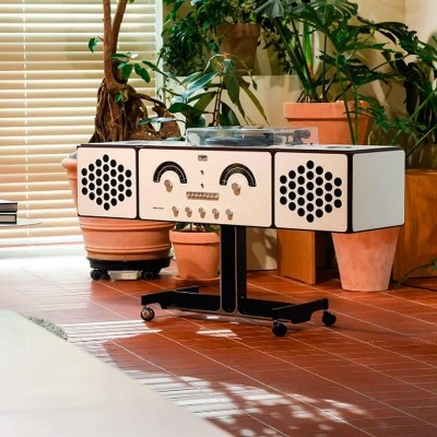 Radiofonografo RR226 blanco Brionvega en el salón Radiofonografo RR226 blanco Brionvega en el salón