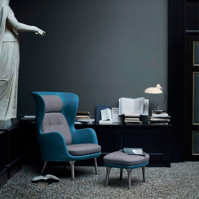 Poltrona RO con gambe in legno Fritz Hansen Poltrona RO con gambe in legno Fritz Hansen