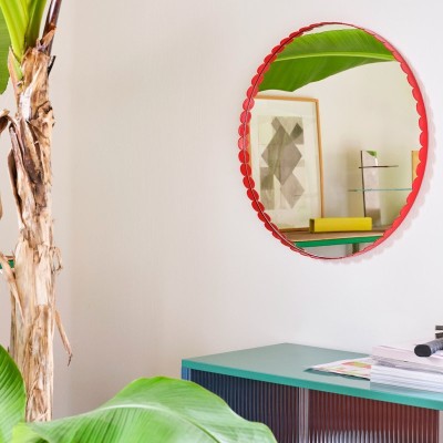 Imagen ambientada colour cabinet Arcs espejo round red de HAY Imagen ambientada colour cabinet Arcs espejo round red de HAY