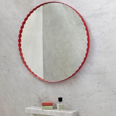 Imagen ambientada baño Arcs espejo round red de HAY Imagen ambientada baño Arcs espejo round red de HAY