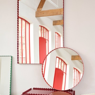 Imagen ambientada detalle espejos Arcs round red y rectangle L burgundy de HAY Imagen ambientada detalle espejos Arcs round red y rectangle L burgundy de HAY