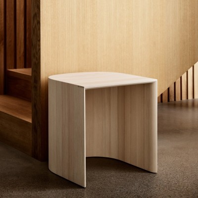 Imagen ambientada presentación Taburet madera de pino de Fritz Hansen Imagen ambientada presentación Taburet madera de pino de Fritz Hansen
