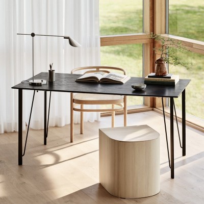 Imagen ambientada despacho Taburet madera de pino de Fritz Hansen Imagen ambientada despacho Taburet madera de pino de Fritz Hansen