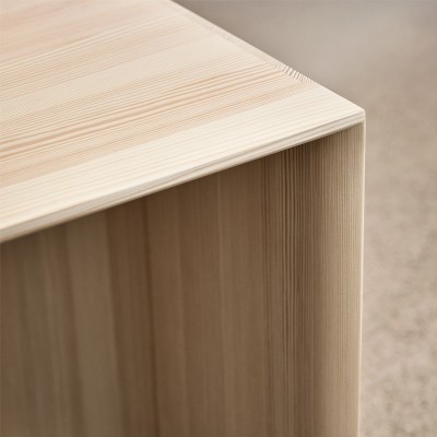 Imagen ambientada detalle Taburet madera de pino de Fritz Hansen Imagen ambientada detalle Taburet madera de pino de Fritz Hansen
