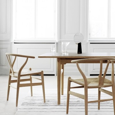 Imagen ambientada comedor Silla CH24 Wishbone roble jabón de Carl Hansen Imagen ambientada comedor Silla CH24 Wishbone roble jabón de Carl Hansen
