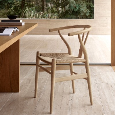Imagen ambientada escritorio Silla CH24 Wishbone roble jabón de Carl Hansen Imagen ambientada escritorio Silla CH24 Wishbone roble jabón de Carl Hansen