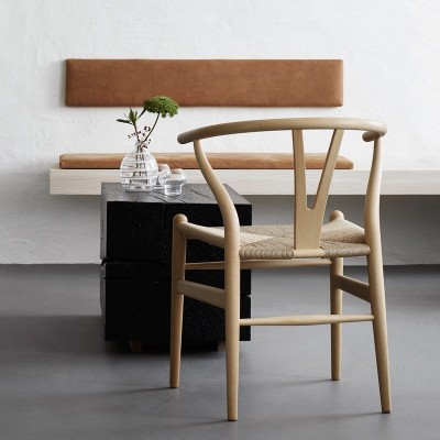 Imagen ambientada sala estar silla CH24 Wishbone haya aceite de Carl Hansen Imagen ambientada sala estar silla CH24 Wishbone haya aceite de Carl Hansen