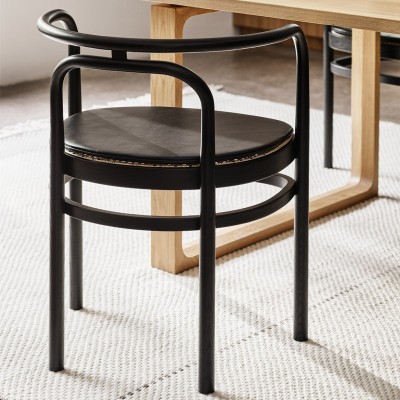 Imagen ambientada comedor Silla PK15 en fresno lacado negro con cojín de asiento cuero Grace black de Fritz Hansen Imagen ambientada comedor Silla PK15 en fresno lacado negro con cojín de asiento cuero Grace black de Fritz Hansen