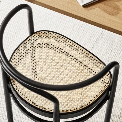 Imagen ambientada detalle asiento Silla PK15 en fresno lacado negro de Fritz Hansen Imagen ambientada detalle asiento Silla PK15 en fresno lacado negro de Fritz Hansen