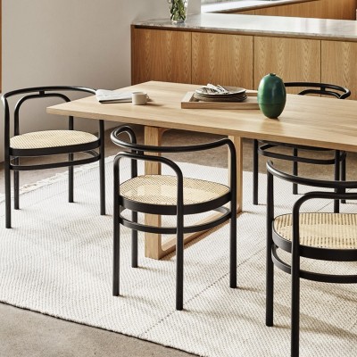 Imagen ambientada comedor Silla PK15 en fresno lacado negro de Fritz Hansen Imagen ambientada comedor Silla PK15 en fresno lacado negro de Fritz Hansen